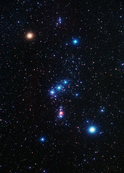 Resultado de imagen de La constelaciÃÂ³n de OriÃÂ³n. Betelgeuse, la estrella de la parte superior izquierda, es frÃÂ­a, por lo que parece enrojecida. Deneb, la estrella inferior derecha, es caliente, por lo que parece azulada